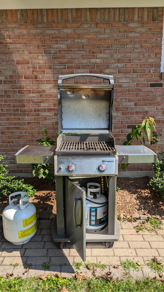 Parrilla de gas propano líquido Weber 46110001 Spirit E210 gris, con tanque de propano extra Foto 2 de 4