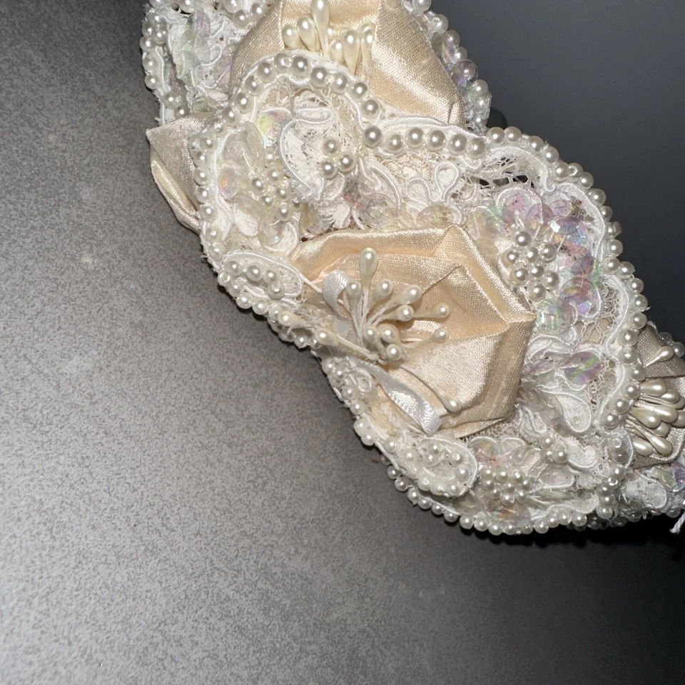 Pérolas falsas feitas à mão vintage flores de seda. Pente de cabelo casamento - Imagem 3 de 4