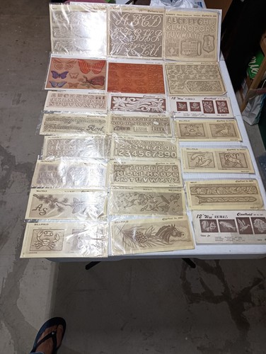 GREAT LOT 23 NOS VINTAGE CRAFTAID LEATHER TEMPLATES PLASTIC 1953-78 BILLFOLD - Picture 18 of 23