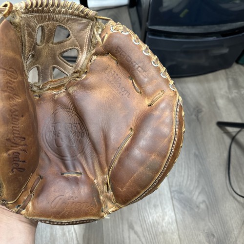 Wilson A2400 Professional Catchers Mitt Pro Toe Twin Action RHT Pre-owned - Picture 4 of 10