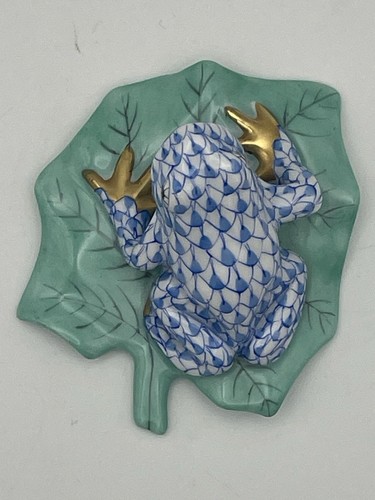 Herend Hungary Hand Painted Porcelain Frog Blue Fishnet On Green Lily Pad #5355 - Picture 9 of 17
