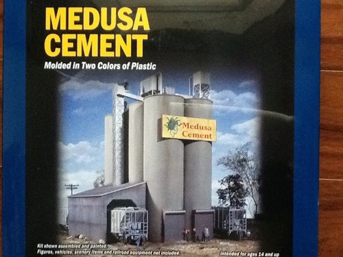 WALTHERS 1/87 HO SCALE CORNERSTONE MEDUSA CEMENT CO. MODEL KIT 933-3019 F/S - Picture 2 of 5