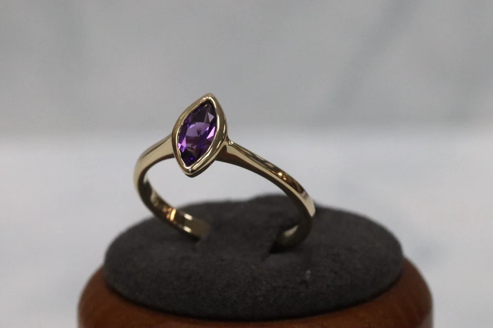 Anillo de amatista de oro amarillo de 9 quilates - talla N - sello del Reino Unido Foto 2 de 4