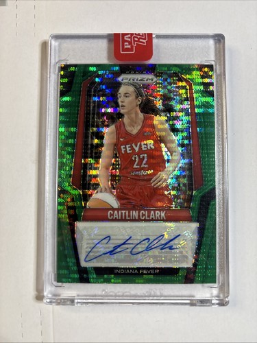 Caitlin Clark 2025 WNBA Panini Prizm Signatures Green Pulsar /25 Auto Sealed