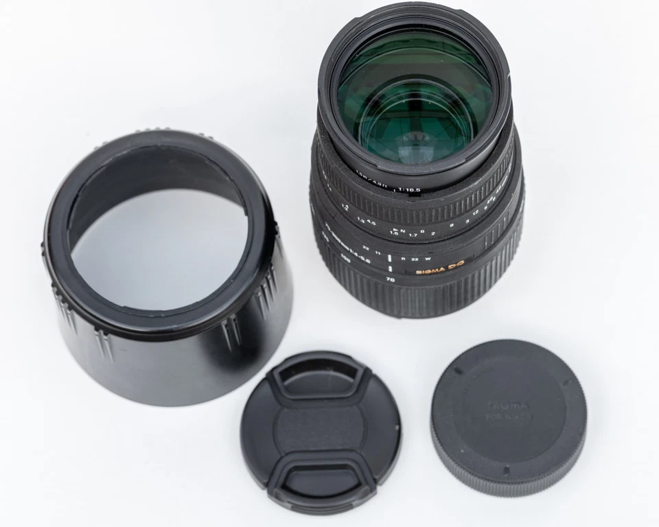 Sigma DG 70-300mm 1:4-5.6 Macro Zoom Lens for Nikon F Mount w/Lens Hood and caps - Image 2 of 4