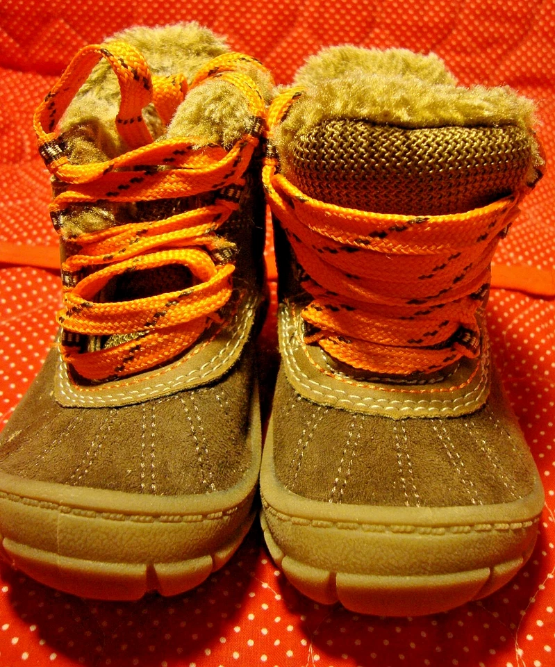Botas forradas de piel sintética marrón Oshkosh MARLEY talla 5 con cordones 335 para niños pequeños Foto 2 de 4