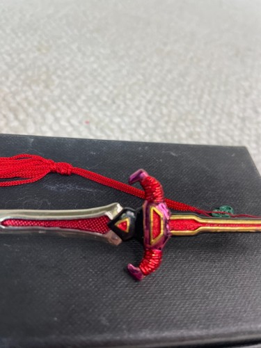 Mini abrecartas de espada decorativa japonesa con borla roja y dije verde 5,5" - Imagen 7 de 14