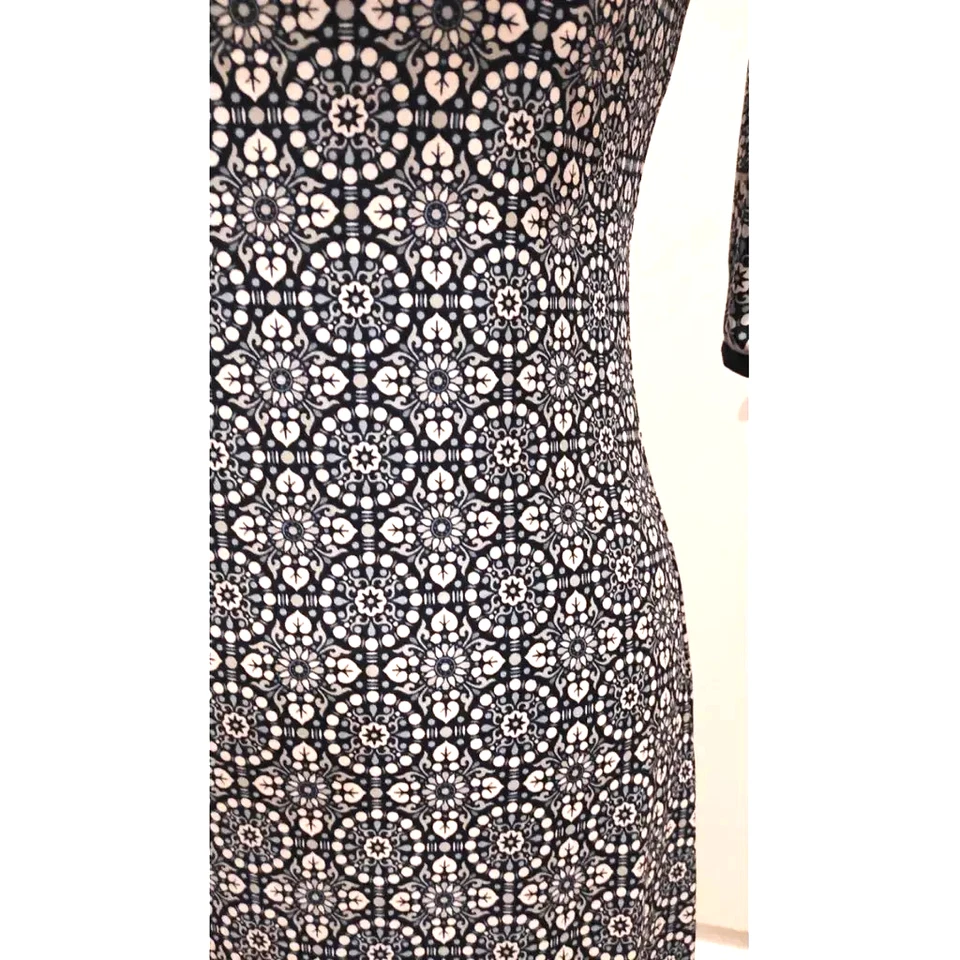 Robe moulante blanche bleue à fleurs MAX STUDIO XS taille ajustée longueur genou - Photo 4/4