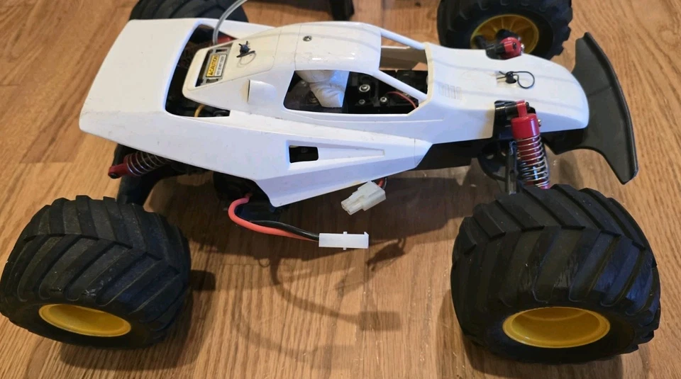 Vintage Tamiya Mad Bull 1/10 RC Buggy Remote Control Car Off-Road Racer - White - Image 3 of 4