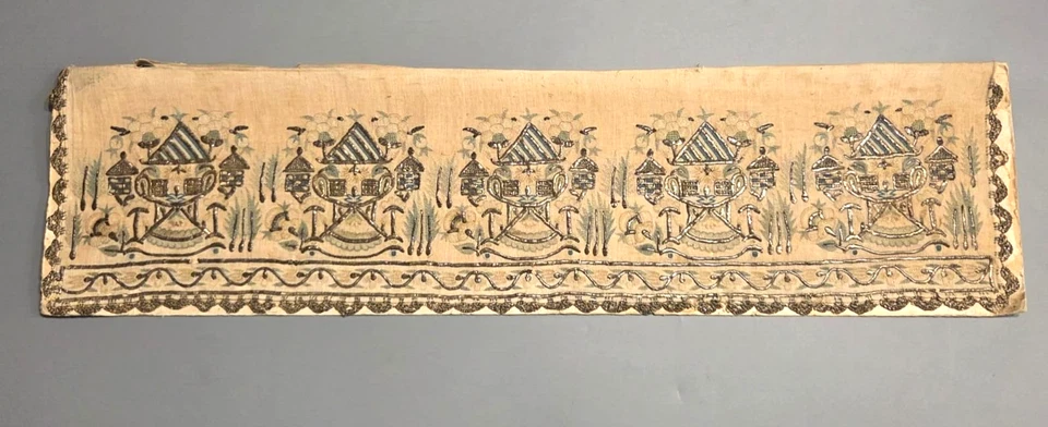 Antigua banda de seda china bordada con cuerdas de plata a mano Foto 2 de 4