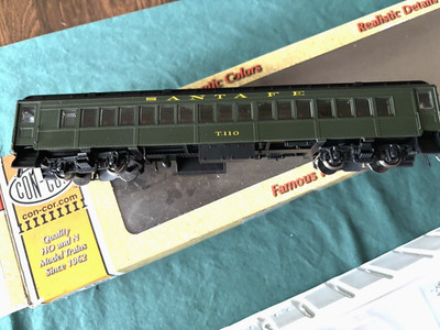 Con-Cor 0001-094069 Santa Fe Coach T110 - HO, Lighted