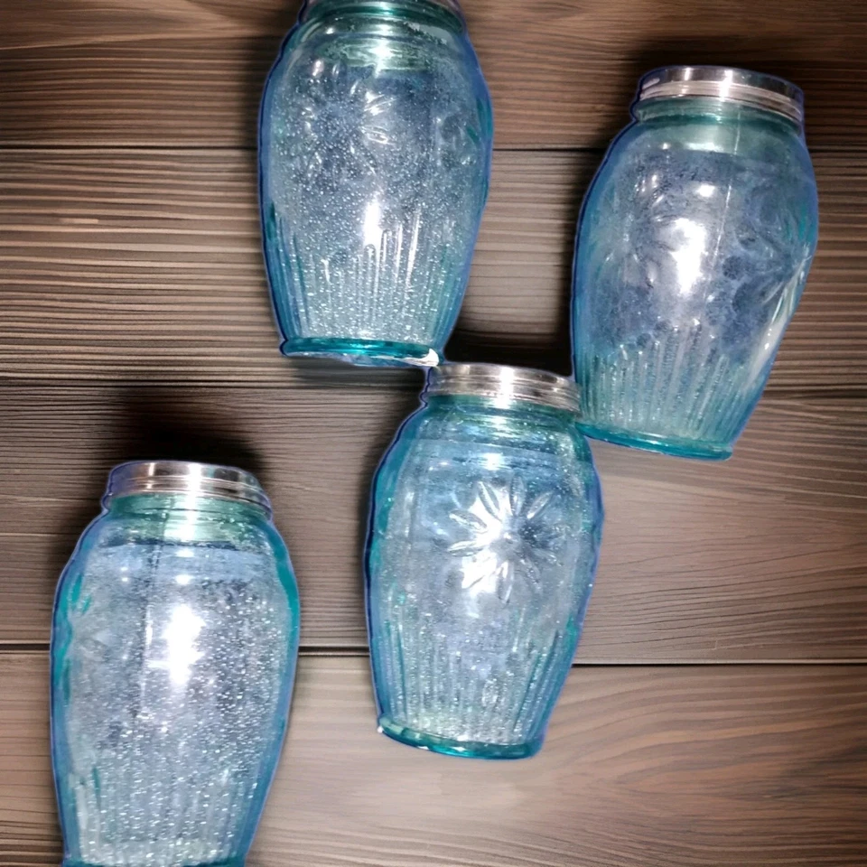 HERMOSO tarro/jarrón ASP de vidrio azul claro con tapas margarita lateral tiene agujeros en la tapa Foto 3 de 3