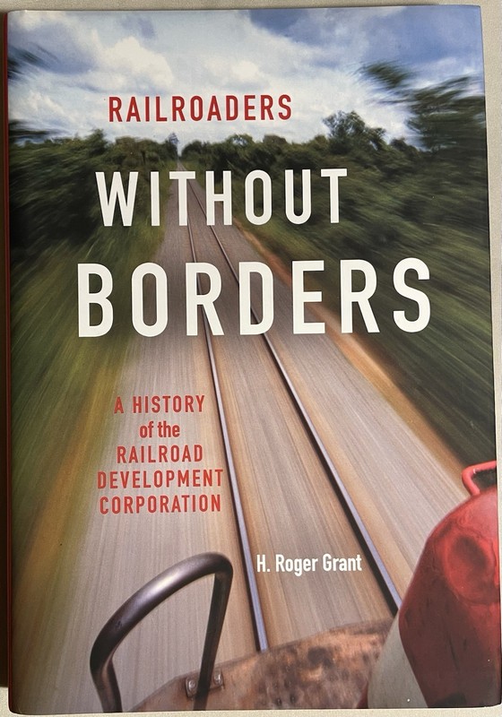 RAILROADERS WITHOUT BORDERS: A HISTORY OF THE RAILROAD By H. Roger Grant *VG+*