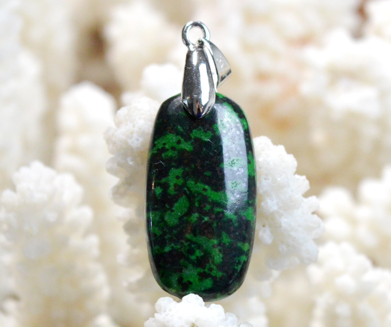 Pendentif jade omphacite 25 carats, le cabochon en pierre naturelle d'Italie à offrir en cadeau