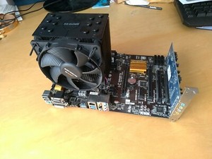 PC-TEILE: Motherboard mit Lüfter, Soundkarte und Speicher