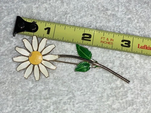White Daisy Flower Pin Brooch - Picture 4 of 4