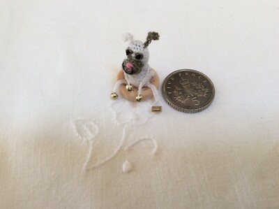 Micro Miniatur gehäkelt niedlicher kleiner weißer Hund vom Künstler 2 cm groß.