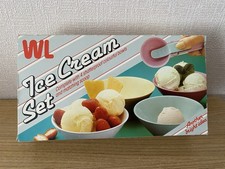 VINTAGE WL NEAPOLITAN SHATTERPROOF PLASTIC 4 PIECE ICE CREAM & SCOOP SET