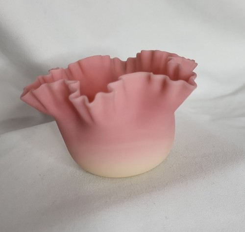 Antique Thomas Webb Burmese Glass Ruffled Top Mini Vase 2.5" *Small Chip* - 第 1/7 張圖片