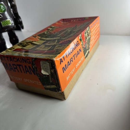 VINTAGE ATTACKING MARTIAN ROBOT WITH Mint BOX 1960'S BATTERY OPERATED - Picture 5 of 13