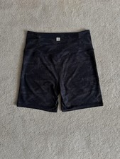 Vuori Women s Clean Elevation Shorty Bike Shorts Black Camo Size Medium VW371