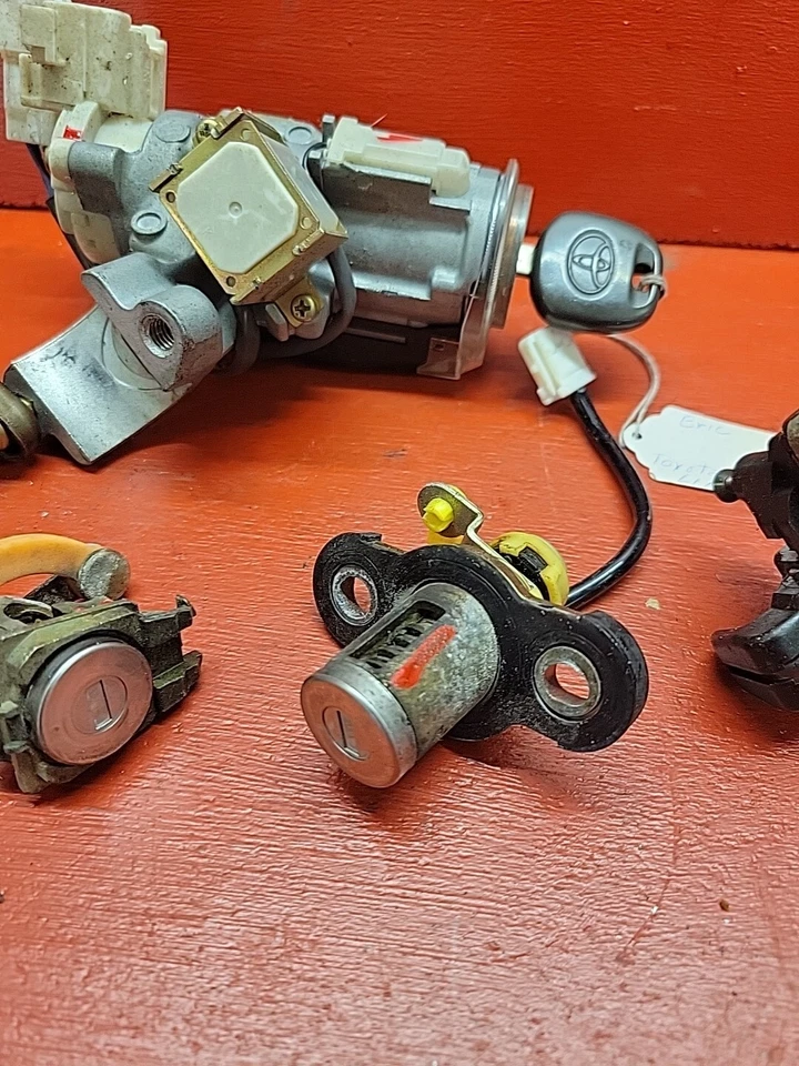 Переключатель зажигания 2001-2003 Toyota Highlander с комплектом ключей и замков 69057-48040 - Изображение 4 из 4