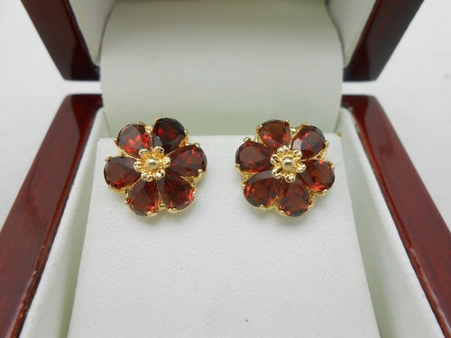 Gorgeous 14k Solid Yellow Gold Natural Garnet Flower Stud Earrings - Picture 9 of 9