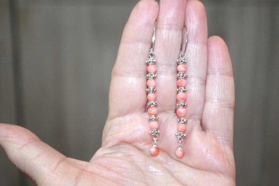 Pendientes de aro alargados de plata de ley de coral con piel de ángel Foto 4 de 4