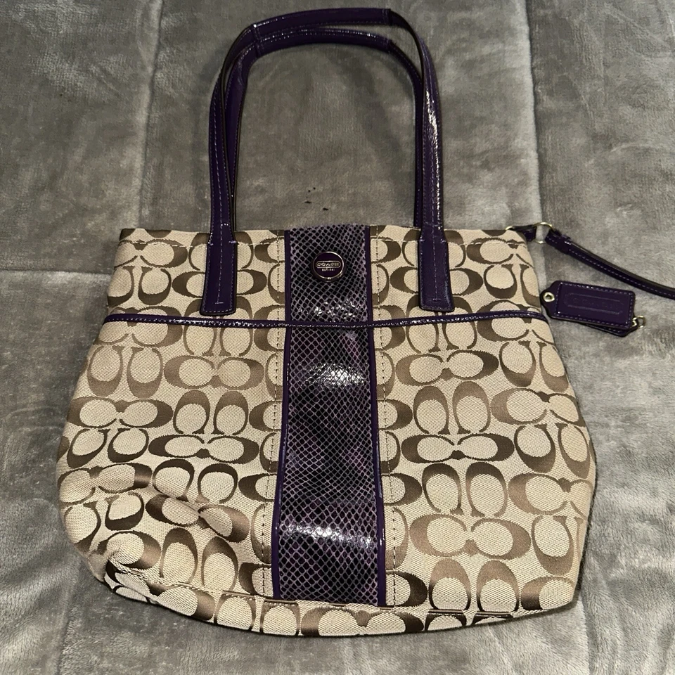 Bolso de hombro Coach Signature púrpura pitón F25706. Foto 2 de 4