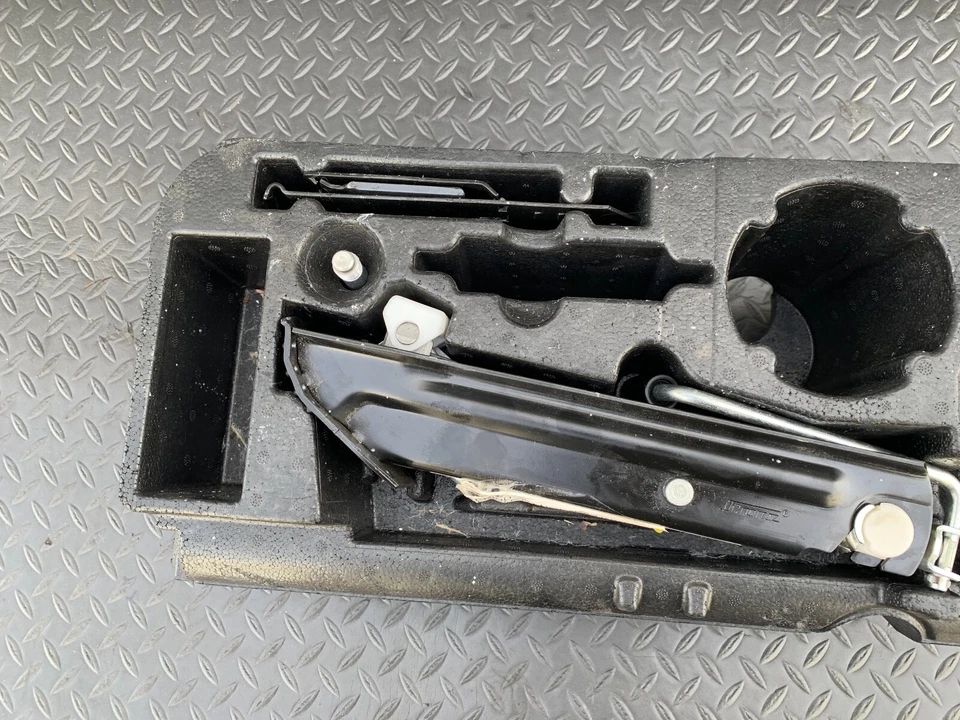 备用轮胎配件支架 Jack Mercedes W212 E250 E350 E550 Cls550 OEM — 第 2/4 张图片