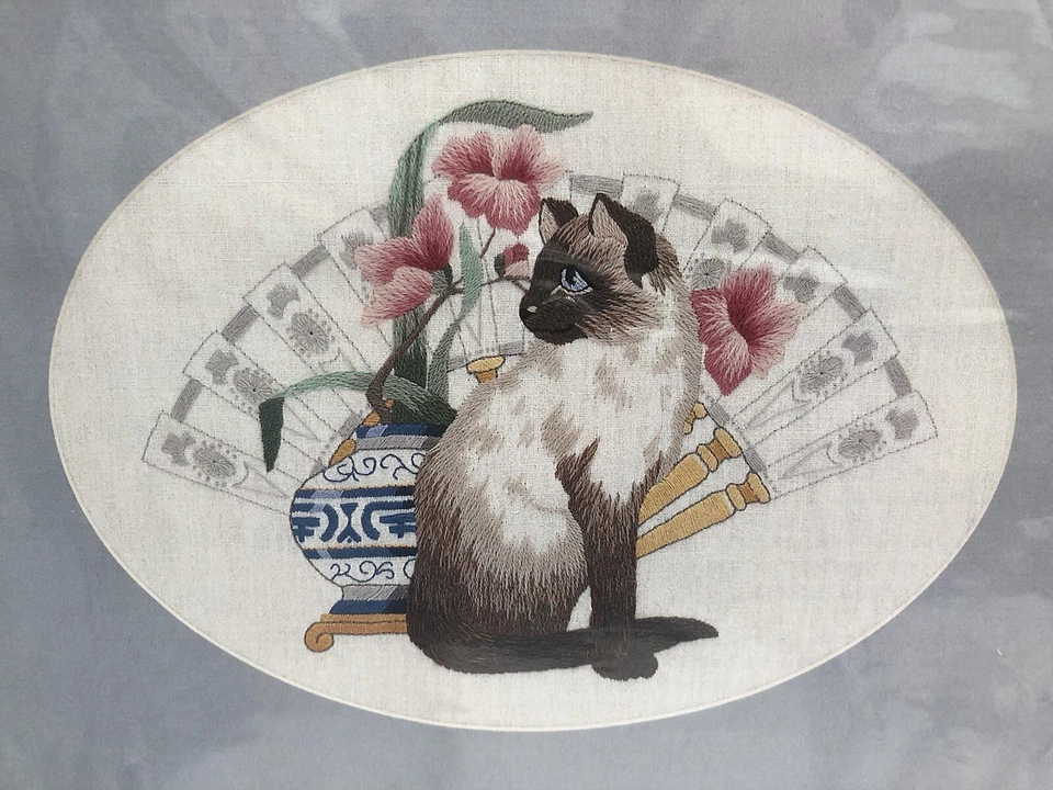 Kit de punto de cruz contado simpliciy fantasía siamesa #05056 de Joan Marchie Foto 2 de 4