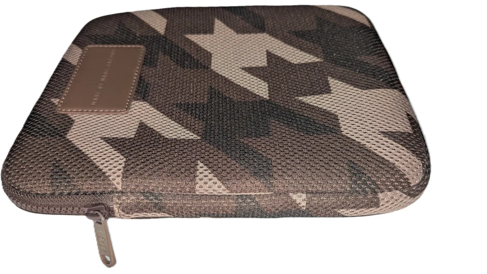 Funda protectora acolchada para tablet iPad Kindle Marc Jacobs - Camuflaje - 10" x 8" Foto 2 de 3