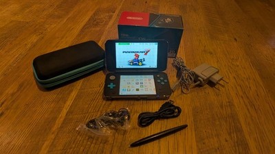 New Nintendo 2DS XL Spielekonsole - Schwarz/Türkis / Neuwertig mit Case/ SD Card