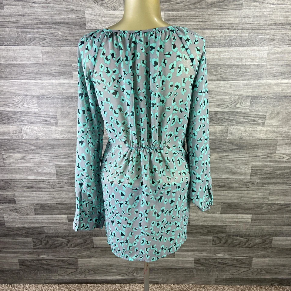 Blusa top para mujer VANITY con botones gris/verde/verde azulado estampado de leopardo talla grande Foto 2 de 4