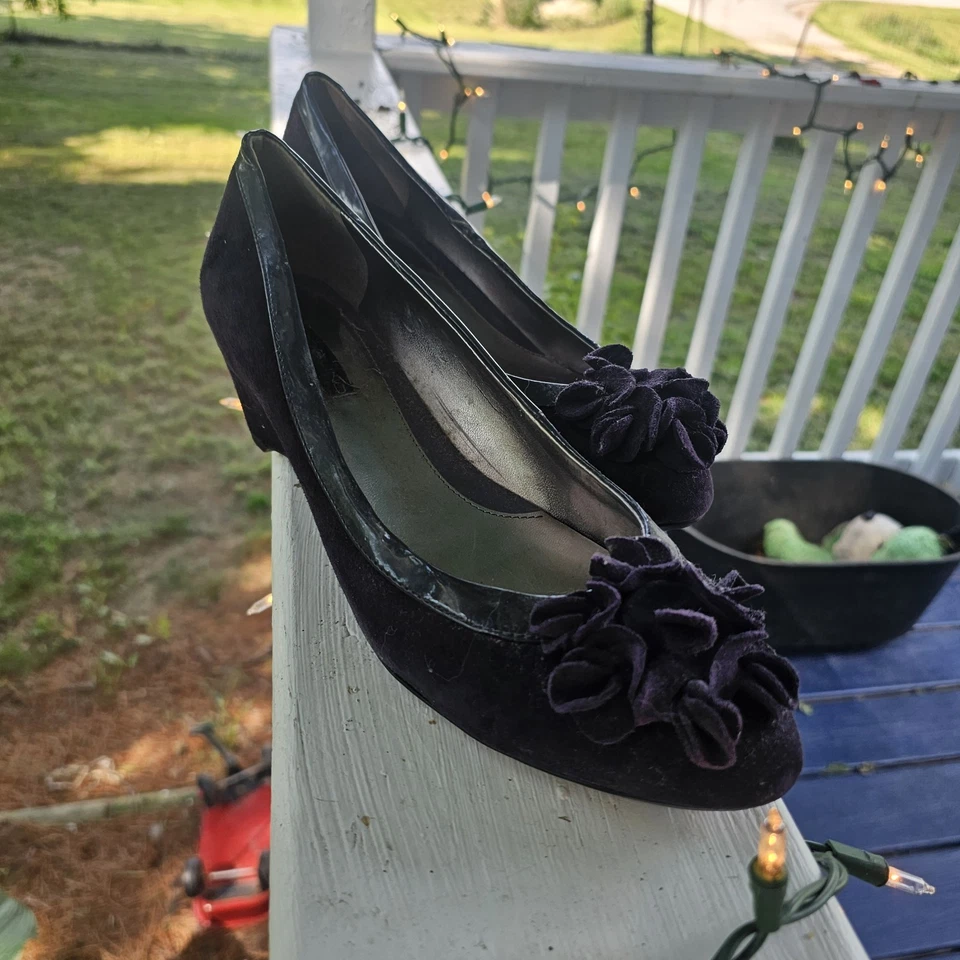 Tacones de tacón de cuña de gamuza púrpura de cuero Bandolino para mujer talla 10 con flores Foto 2 de 4