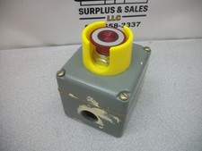 SQUARE D ENCL RED MUSHROOM MAINTAIN PUSH/PULL BUTTON 9001SKR9R 9001KY1 W/SHROUD