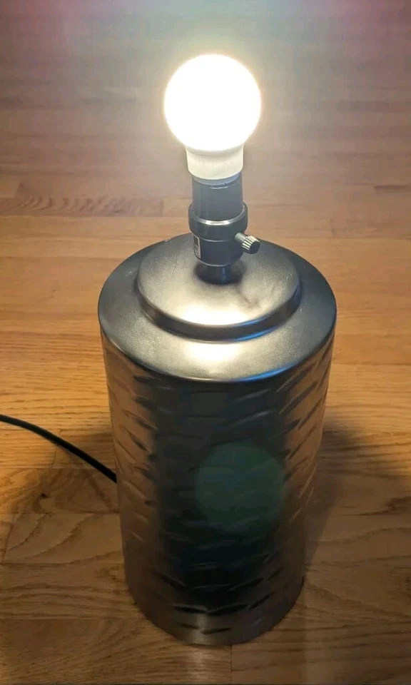 Lámpara de mesa vintage de 20" martillada con hoyuelos metálicos luz de tambor con bombilla cromada rara  Foto 4 de 4