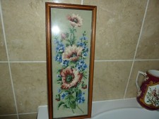GERAHMTES 49 CM X 16,7 CM WOLLSTICKBILD ROTE & BLAUE BLUMEN MIT BL&Auml;TTERN