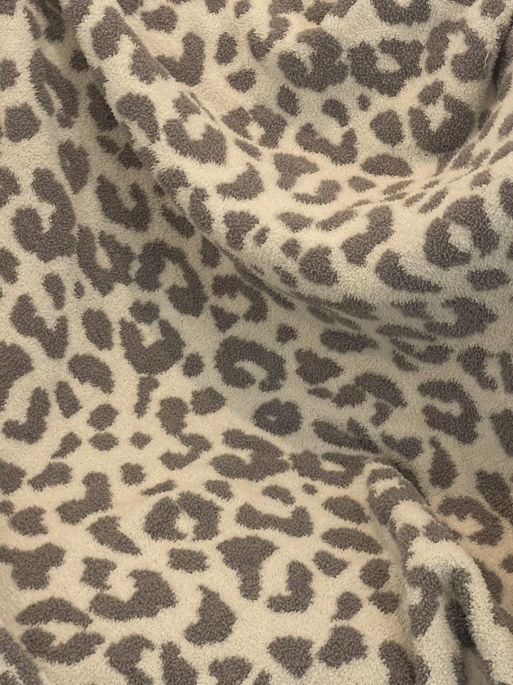 Manta Cupcakes y Cachemira 50" x 70" Blanco Gris Leopardo Talla Grande Usada en Excelente Condición Foto 2 de 4