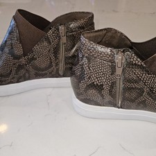 Yellow Box 8 Maxson Sneaker Hidden Wedge Snake Reptile Print Womens Brown Zip
