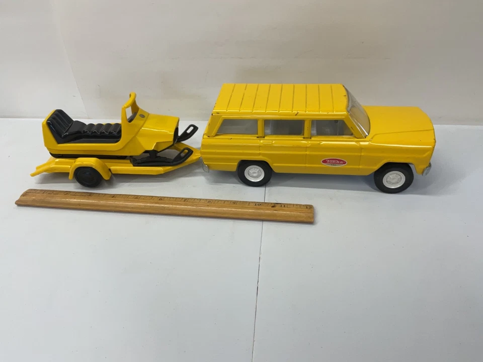 VINTAGE YELLOW TONKKA JEEP WAGOONER W/ SNOWMOBILE & TRAILER - Image 2 of 4