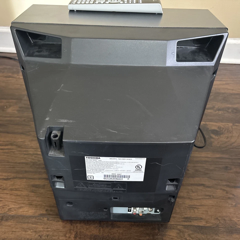 Toshiba MD14H63 14” CRT  TV DVD Combo Flat Screen Retro Gaming TV With Remote - Image 2 of 4