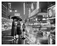 RAINY NIGHT IN TIMES SQUARE GORGEOUS YOUNG LADIES 1940 8X10 PHOTO
