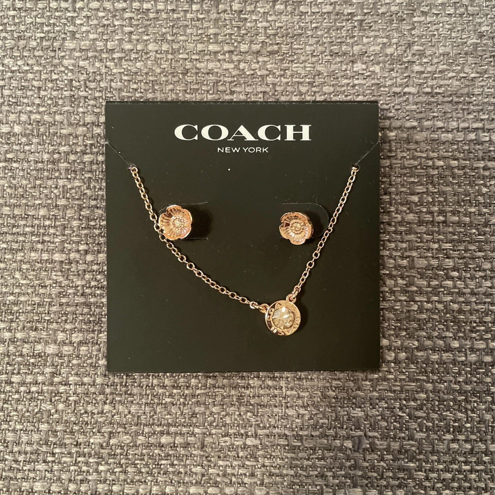 Collana con cerchio aperto Coach nuova con etichette e orecchini rosa tè NUOVI CON SCATOLA