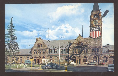 CHEYENNE WYOMING UNION PACIFIC RAILROAD DEPOT TRAIN STATION OLD CARS POSTCARD - 第 1/1 張圖片