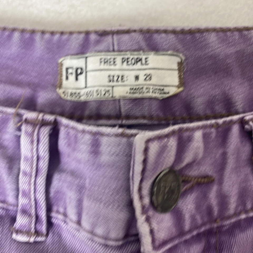 Pantalones de mezclilla para mujer Free People morados 29W X 31,5 usados en excelente estado pierna cónica ajustada Foto 4 de 4