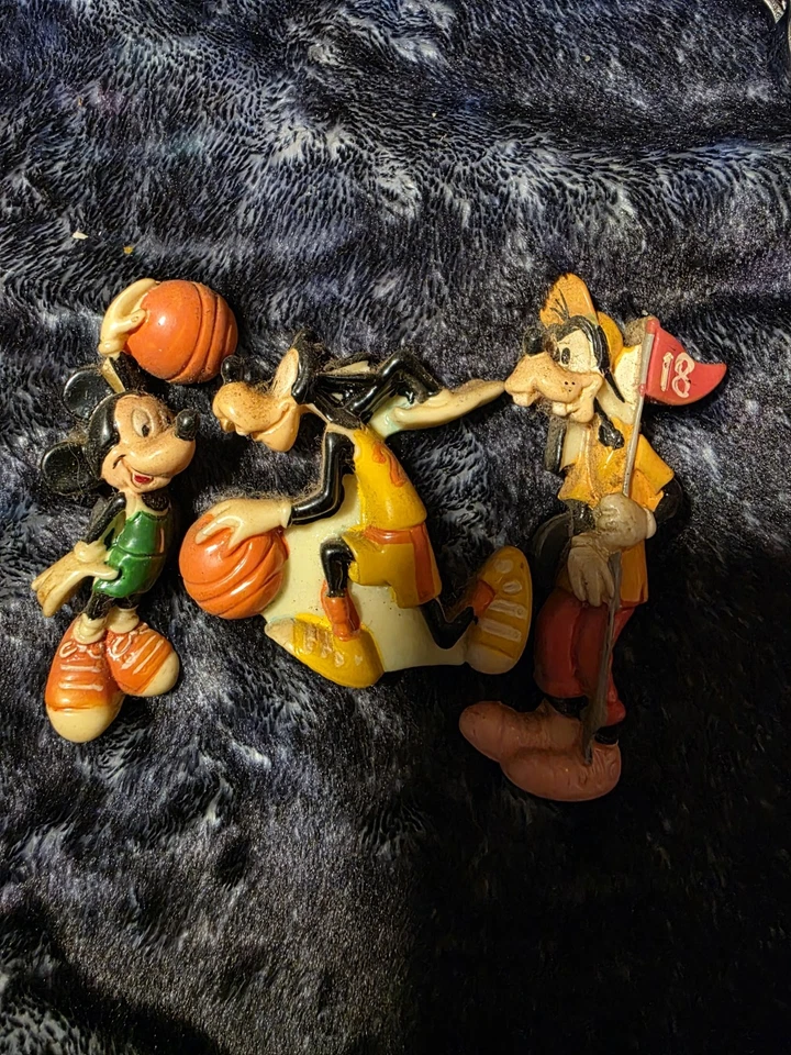 Magnetismo raro de Mickey Mouse e Pateta jogando basquete e golfe - Imagem 3 de 4