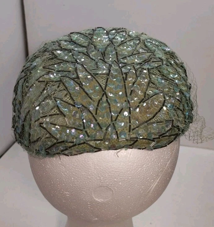 Sombrero de lentejuelas para mujer de colección de la década de 1940 con diseño de hojas de caja de sombrero peines de tul Foto 3 de 4