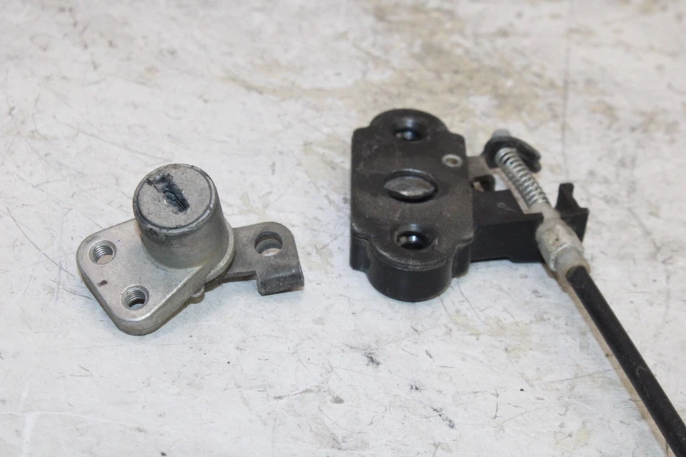 Kawasaki Ninja 250R Ex250J 2011 OEM bloqueo del asiento trasero! ¡Sin llave! Foto 3 de 4