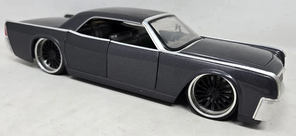Jada 1963 Lincoln Continental Gray w/ Green Interior 1/24 Scale Die Cast #90606 - Image 4 of 4
